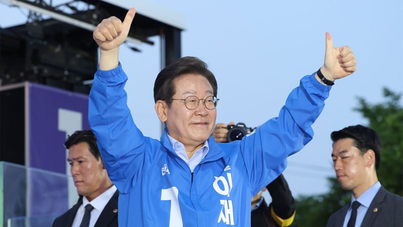 이재명 "K배터리로 경제 재충전…<b>가덕도 신공항</b> 책임 있게 <b>추진</b>"