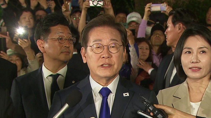'당선 확실' <b>자택</b> 앞 <b>이재명</b> "국민 위대한 결정에 경의" [국민의선택]