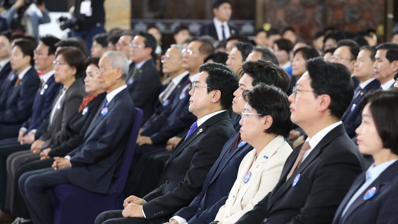 여야 지도부, 나란히 <b>현충일 추념식</b> 참석