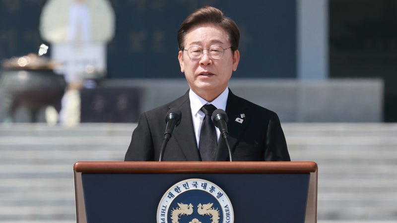 이 대통령 "모두를 위한 <b>특별한 희생</b>엔 <b>특별한</b> <b>보상</b> 주어져야"