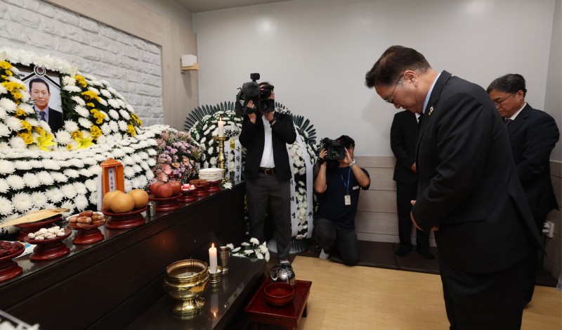 <b>우원식</b> 국회의장, <b>김충현씨</b> 빈소 찾아 "국회 도리 다할 것"