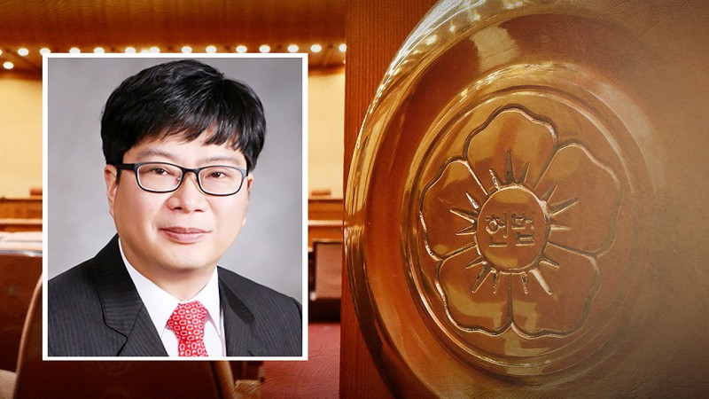 <b>헌법재판관</b>에 이 <b>대통령 변호인</b>?…"철회해야"