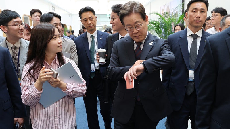 '이재명 <b>시계</b>' <b>제작 지시</b>…이 <b>대통령</b> "기대하셔도 좋다"