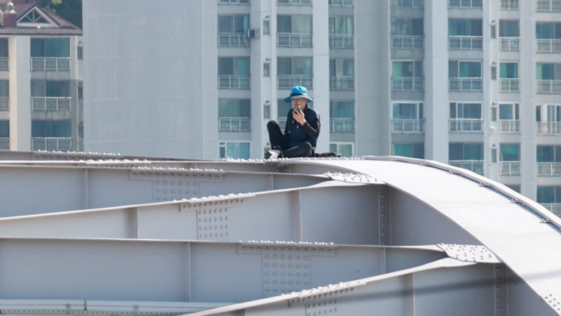 <b>한강대교</b>서 50대 남성 <b>고공농성</b>…'아동시설 폭력 진상규명' 요구
