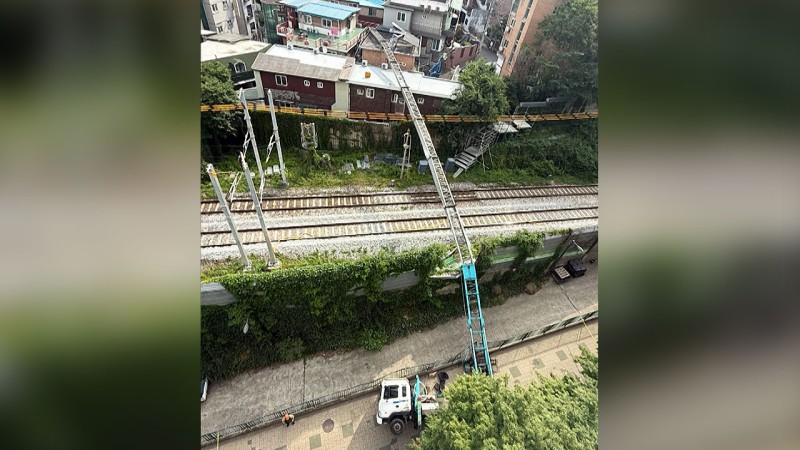 출근길 <b>경의선</b>·<b>KTX</b> <b>중단</b>…사다리차 넘어지며 <b>운행</b> 지연