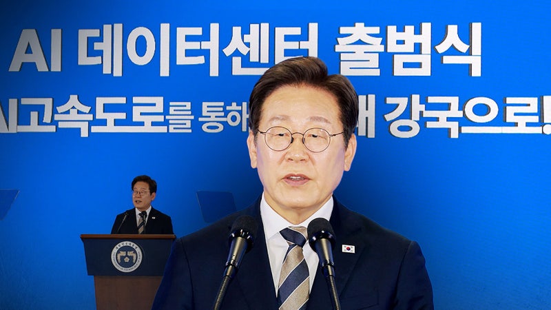 <b>AI 데이터센터</b> 출범식에 참석…"깔딱고개 넘어가는 중"