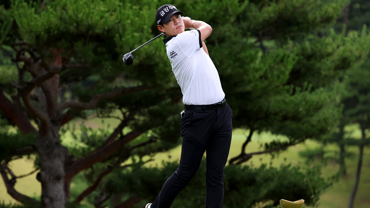 <b>신용구</b>, 남자골프 KPGA <b>선수권</b> 2라운드 단독 <b>선두</b>