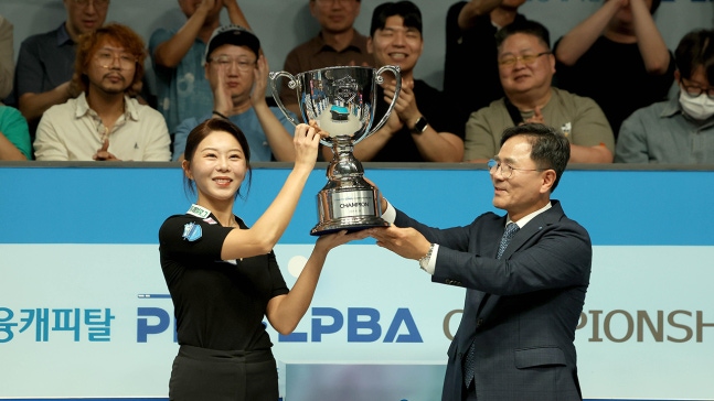 &apos;당구 여제&apos; 김가영, 차유람 꺾고 LPBA 8연속 우승