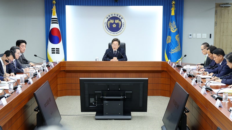 이 대통령 "<b>중동상황 위급</b>…대통령실·전부처 비상대응체계"