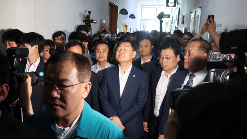 "어디라고!" 꽹과리에 내동댕이…눈 질끈 감은 <b>전북</b><b>지사</b>