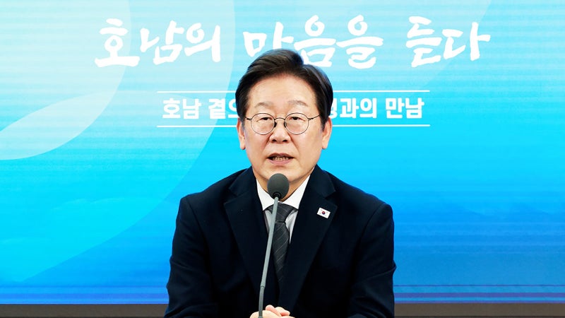 취임 후 첫 호남 방문…"<b>광주 군공항 이전 TF</b> 만들겠다"