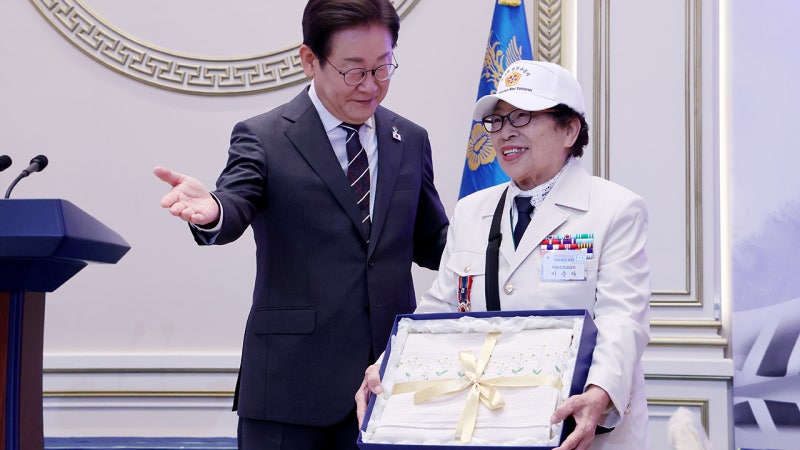 이 <b>대통령</b>, 국가유공자·<b>보훈 가족</b> 오찬…"희생에 최고 예우"