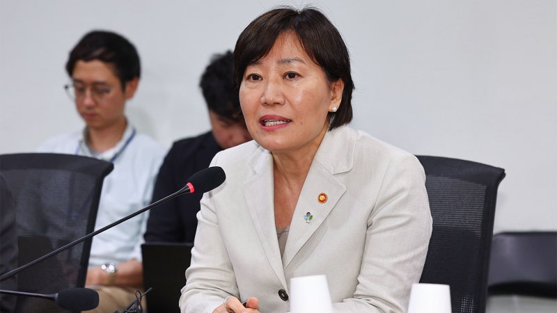민주당, '유임' <b>송미령</b>과 첫 당정…"<b>농업 4법</b> 추진 합의"