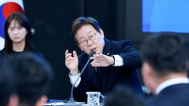 이 대통령 취임 3주 갤럽 여론조사…"잘하고 있다" 64%