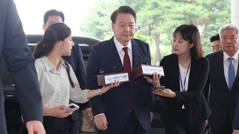 [속보] <b>내란 특검</b>, 윤 전 대통령 대면<b>조사</b> 시작…체포 저지부터 <b>조사</b>할...