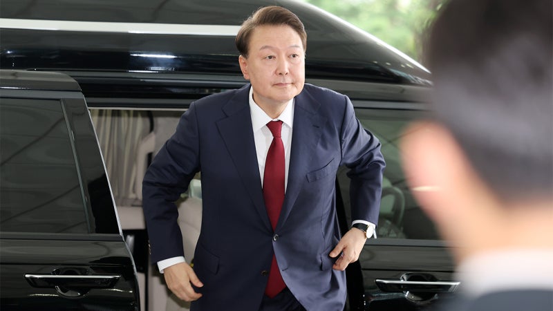 특검, 윤 전 대통령 상대 <b>체포 저지</b>·비화폰 삭제 조사…계엄 국무회의...