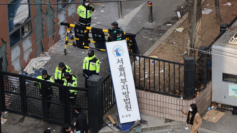 서부지법 <b>난동</b> 가담한 '<b>MZ 자유결사대</b>' 단장 집행유예