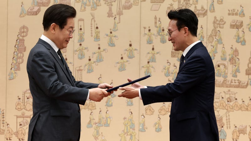 이 <b>대통령</b>, 김민석 국무총리에 <b>임명장</b>…"잘 부탁드린다"