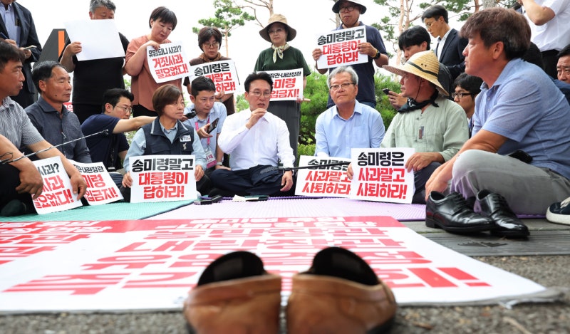 임명장 받고서 농민부터 찾은 김 총리…<b>폭염 취약층 보호</b> 재점검 긴급 ...