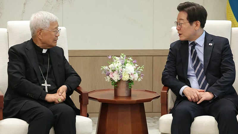 이 <b>대통령</b>, 유흥식 추기경 접견…<b>교황</b> '<b>방북</b>' <b>제안</b>도