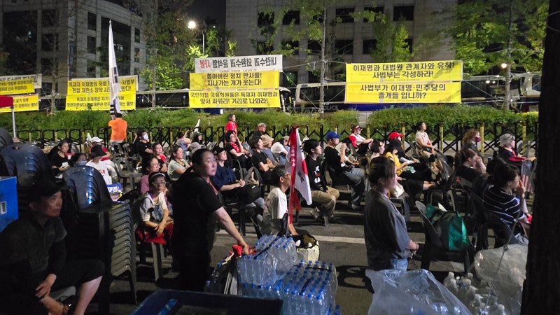 "윤 어게인" 외친 <b>지지자들</b>, '다시 구속' 소식에 <b>망연자실</b> 해산