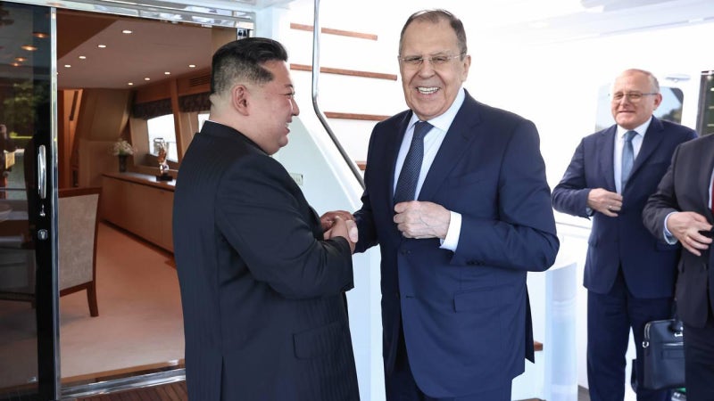 러 외무장관, <b>김정은</b> 예방…"<b>푸틴</b>, 가까운 미래 직접 <b>접촉</b> 희망"
