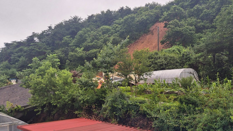 충남 청양에서 <b>산사태</b> 발생…<b>주민</b> 2명 <b>매몰</b>됐다가 <b>구조</b>