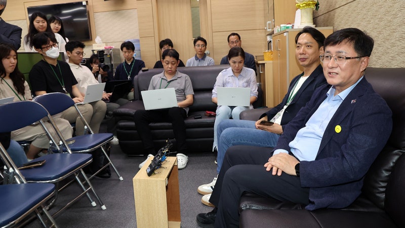 신임 환경장관 "<b>환경부</b> 직원도 <b>전기차</b> 안 타…말 아닌 행동해야"