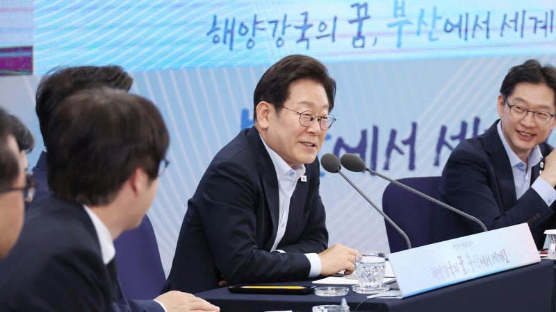 이 <b>대통령</b> "해수부·기업 <b>부산</b> 신속 이전…정부 의지 중요"