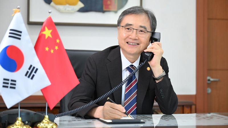 새 정부 출범 후 <b>한중 외교장관</b> 첫 <b>통화</b>…'관계 발전' 공감대 확인