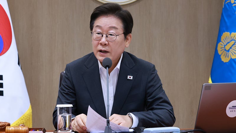 "주가 폭락하게"…이 대통령, 생방송 <b>국무회의</b>서 산재예방 강조