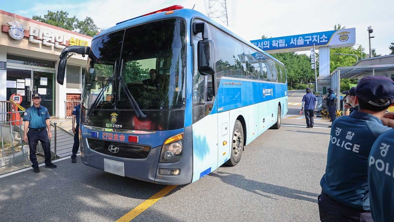 <b>윤석열</b>, <b>속옷</b> 차림 체포 거부에…여당 "참담하고 추하다"