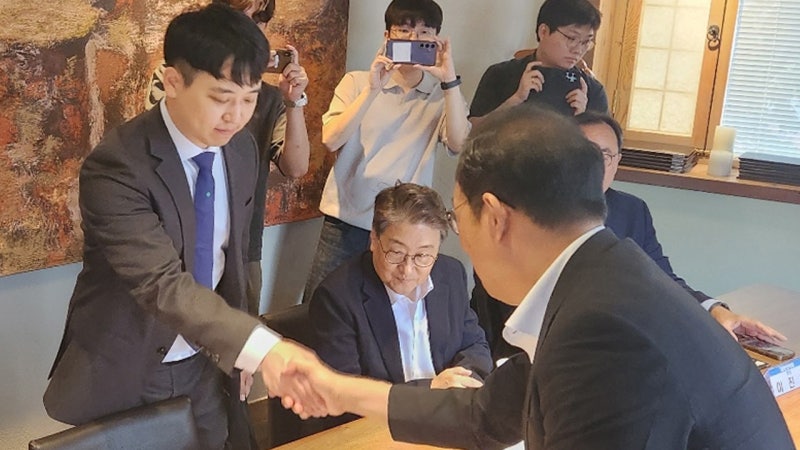 사직 <b>전공의</b>들, 원래 병원으로 돌아간다…"정원 초과해도 <b>인정</b>"
