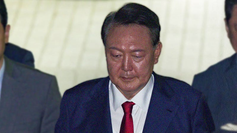 김건희특검 "윤 <b>체포영장 재청구</b> 고민 중…바로 기소도 <b>검토</b>"