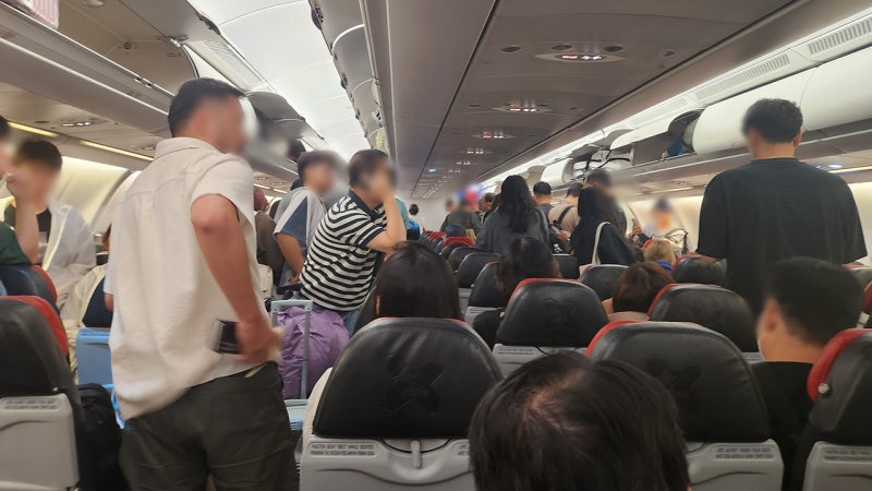 "<b>인천</b>공항 내린 줄 알았더니 김포…<b>승무원도</b> 우왕좌왕"