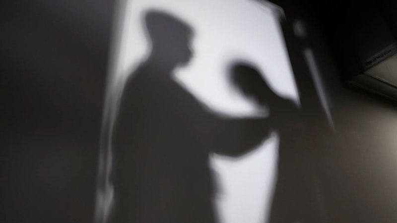 <b>감독</b>이 삽으로 중2 폭행…"극단선택 시도" 부친이 발견