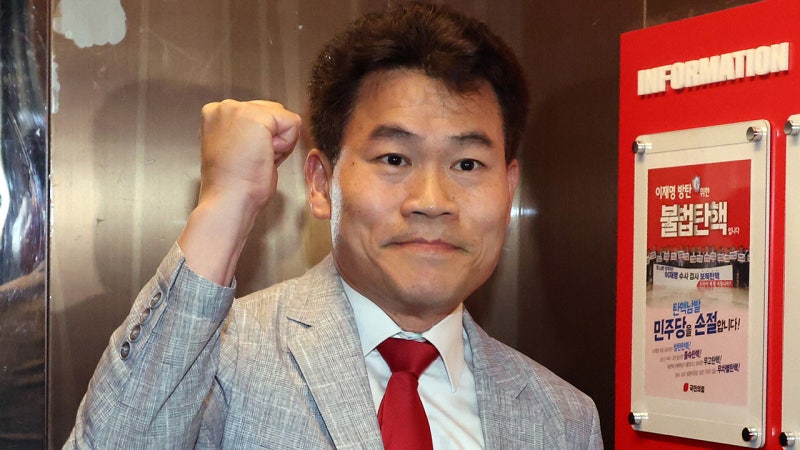 국민의힘 <b>윤리위</b>, <b>전한길</b> '<b>경고</b>' 징계…"잘못 뉘우쳐"