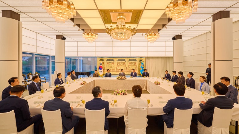 이 <b>대통령</b>-민주당 지도부 <b>만찬</b>…"수사기소 <b>분리</b> 원칙 검찰 개혁안 추석...