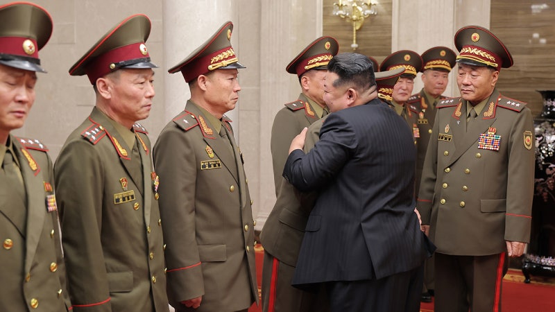 <b>김정은</b>, 쿠르스크 파병 <b>지휘관</b> 격려…"해외 작전, 불멸의 위훈"