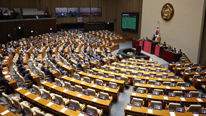 '윤 거부권'으로 폐기된 방문진법, 여당 주도로 <b>국회</b> 본회의 <b>통과</b>