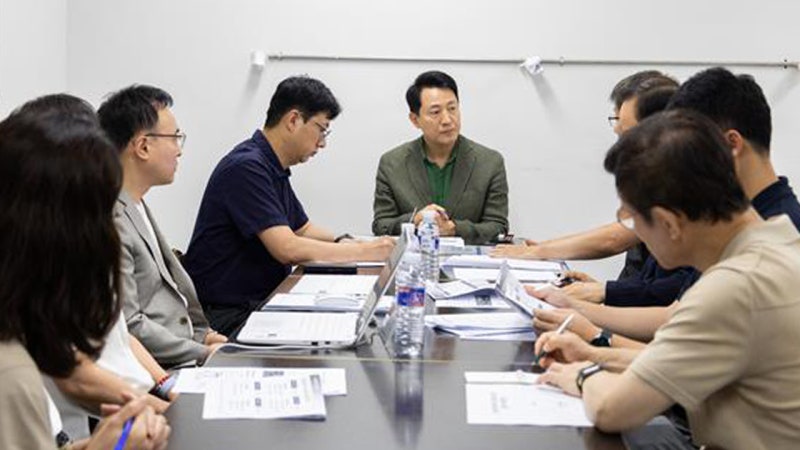 <b>오세훈</b>, '<b>보증금</b> 논란' <b>청년안심주택</b> 찾아 "한 세대도 피해 없게 하라"