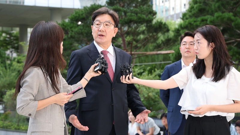 <b>권성동</b>, <b>김건희특검 출석</b>…정치자금법 위반 혐의 피의자