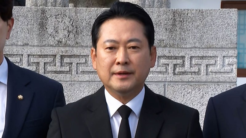 <b>장동혁</b>, <b>현충원 참배</b>로 첫 행보…"할 수 있는 결단 하겠다"