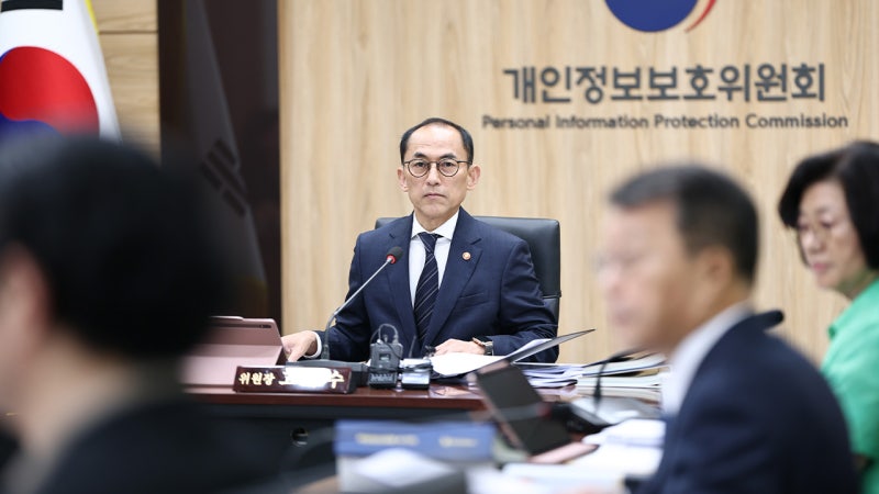 2300만 이용자 <b>정보</b> 털린 <b>SKT</b>에 <b>과징금</b> 1348억…역대 최대