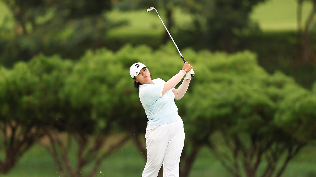 <b>신다인</b>, KG <b>레이디스 오픈</b> 2라운드 <b>선두</b>…KLPGA 첫 승 도전