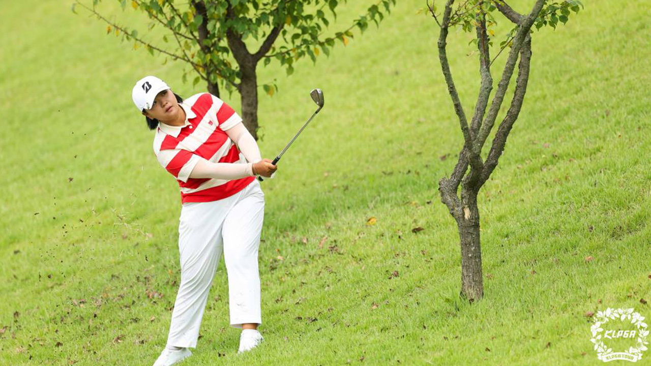 '행운의 샷' <b>신다인</b>, KLPGA KG레이디스 오픈서 생애 첫 <b>우승</b>