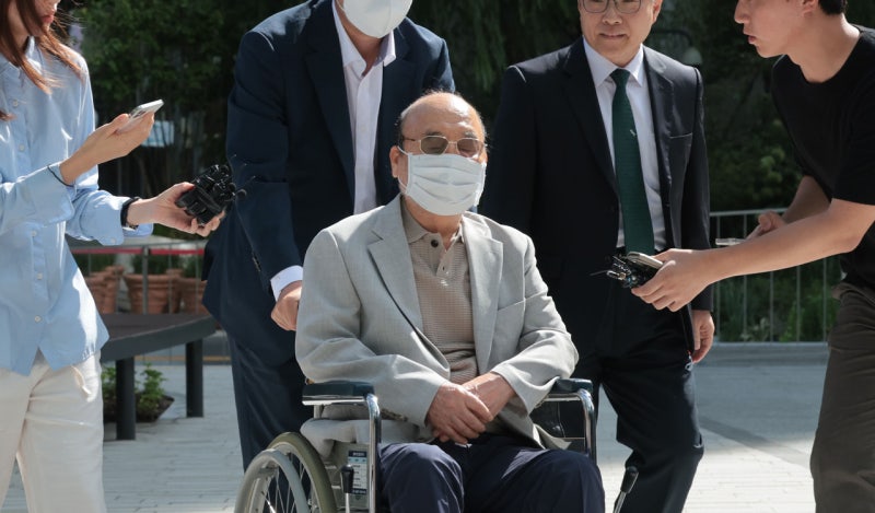 '나토 목걸이 인사청탁' 서희건설 <b>이봉관</b> 회장, <b>김건희 특검</b> 출석