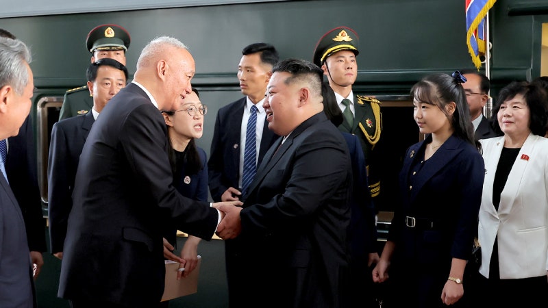 북한 "<b>김정은</b> 베이징 도착, 왕이 등 영접"…<b>딸 주애</b>도 동행