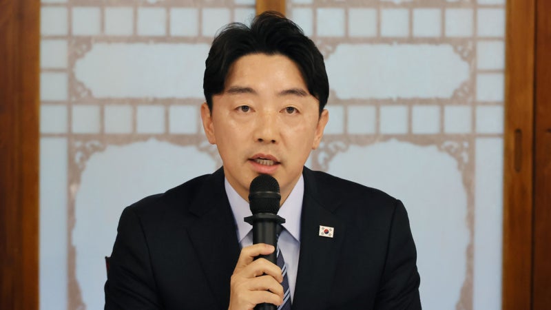 <b>강훈식 비서실장</b>, '미 <b>구금</b> 한국인' 태운 전세기 맞이