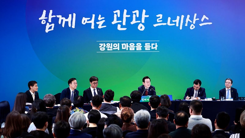 <b>강원</b>도 찾아간 이 <b>대통령</b>…"군사보호구역 규제 풀어야"